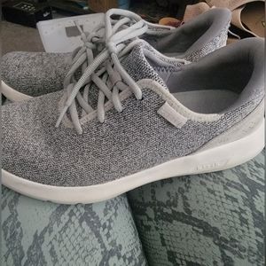 Kizik slip on shoes women's 9, men's 7.5.